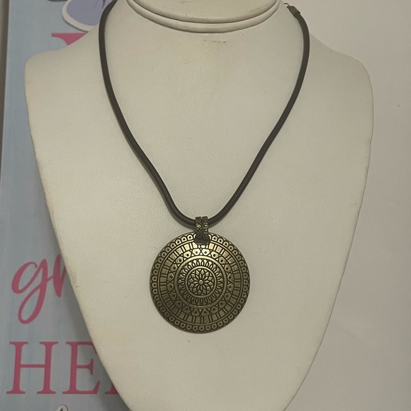 NEW YORK FASHION NECKLACE - Picture 6 of 9